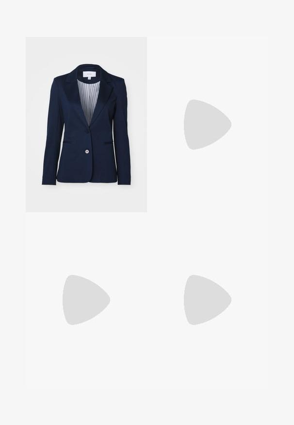 Námořnický modrý blazer z hladkého materiálu, s klopovým límcem, zapínáním na jeden knoflík a pruhovanou podšívkou. Dvě přední kapsy.; Černý tílko bez rukávů vyrobené z hladké látky, s uzlovým detailem na předním lemu a zaobleným výstřihem.; Černé široké kalhoty vyrobené z denimu, s pevným pasem, poutky na opasek a předními kapsami. Hladká textura s klasickým designem.; Černé kožené lodičky se špičatou špičkou, kotníkovým páskem a silným podpatkem. Hladká textura, elegantní design a minimalistická estetika.