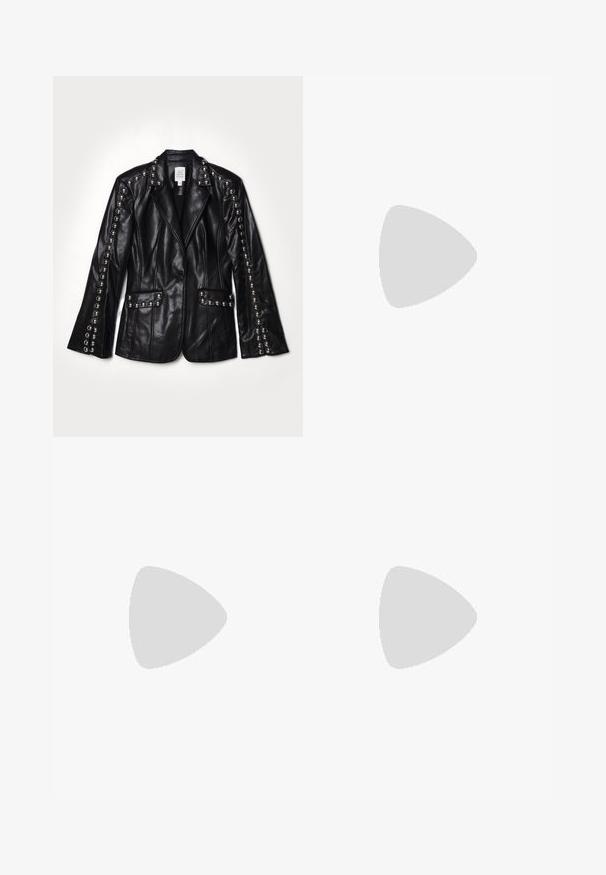 Cinq à Sept STUDDED MILLY JACKET - Blézer - black; Fekete felső, rövid puffos ujjal, áttetsző anyagból készült, kerek nyakú és testhezálló fazonú. Puha tapintású, sima felületű.; Fekete, bővülő nadrág fehér függőleges csíkokkal, sima textúrájú, fitted derékkal, amely szabott fazonra lett tervezve.; Barna és fehér tehénmintás magassarkú cipő, hegyes orral, texturált felülettel és világosbarna csattal ellátott bokapánttal.