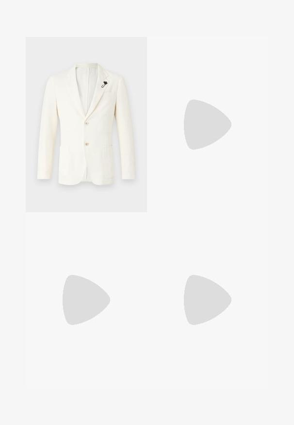 Beżowa marynarka wykonana z teksturowanej tkaniny, z dwoma przednimi kieszeniami, jednym rozcięciem, dwoma guzikami i czarną broszką na klapie.; Jasno khaki koszula z długim rękawem wykonana z bawełny, z kołnierzykiem zapinanym na guziki, guzikami z przodu oraz małym haftowanym logiem na klatce piersiowej.; Khaki chinos wykonane z gładkiej bawełnianej tkaniny, charakteryzujące się dopasowanym krojem, fałdami z przodu oraz mankietami przy kostkach dla zwężonego wyglądu.; Ciemnobrązowe zamszowe sneakersy z białą grubą podeszwą, zapinane na sznurówki, z dyskretnym logo Polo z boku, widok z zewnątrz.