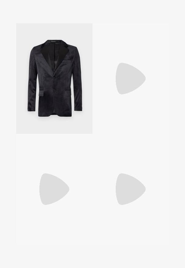 Črn žametni blazer z izrezanima reverjema, z zapiranjem na en gumb, dvema sprednjima žepoma in satensko obdelavo. Gladka tekstura s prileženim dizajnom.; Črna kratka majica s kratkimi rokavi iz bombaža, z okroglo belo znakom z japonskimi znaki na levem prsnem delu.; Črne bombažne hlače iz mešanice tkanin, ožjega kroja, z gumbom za zapiranje, žepi in zavihanimi robovi za sproščen videz.; Črne slip-on športne čevlje z teksturiranim usnjenim zgornjim delom, belim gumijastim podplatom in brez vidnih vezalk. Na strani je logotip blagovne znamke.