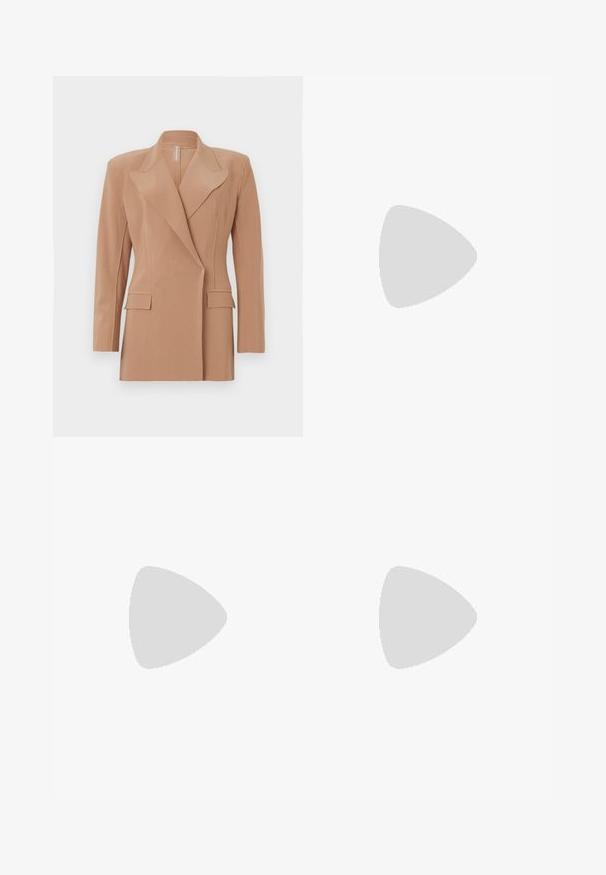 Blazer beige su misura con spalle strutturate, maniche lunghe, rever affilati e due tasche frontali, caratterizzato da una texture liscia e linee pulite.; T-shirt bianca a maniche corte realizzata in tessuto a costine. Collo rotondo, vestibilità regolare e dettagli di cucitura sottili. Senza motivi o grafiche.; Gonna midi bianca in maglia con un motivo testurizzato a righe verticali e dettagli a taglio vicino all'orlo. Vita elasticizzata. Materiale morbido.; Pantofole da balletto nere in pelle con punta arrotondata, texture liscia, dettagli di cucitura minimi e design con suola flessibile.; Borsa a tracolla in pelle marrone con chiusura a pattina, hardware color oro, tracolla e una finitura liscia. Forma rettangolare compatta.