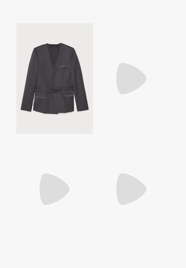 Γκρι παλτό περιτυλίγματος από υφασμάτινη υφή, με μακριά μανίκια, ζώνη στη μέση και μία τσέπη στο στήθος με λευκή περίγραμμα.; Μαύρη μπλούζα με μακριά μανίκια, αιχμηρό γιακά, κρυφό κουμπωτό πέτο και καμπυλωτό στρίφωμα σε λευκό φόντο.; Γκρίζες κομμένες παντελόνες με λεία υφή, δύο πτυχές μπροστά και σχεδίαση φιδιού. Διαθέτει κανονική ζώνη μέσης και ίσια κοπή στα πόδια.; Μαύρη σουέντ ankle boot με εφαρμοστό άξονα, μυτερή μύτη και χαμηλό τετράγωνο τακούνι. Λείο υλικό και μινιμαλιστικός σχεδιασμός, κατάλληλη για πολυάριθμους συνδυασμούς.