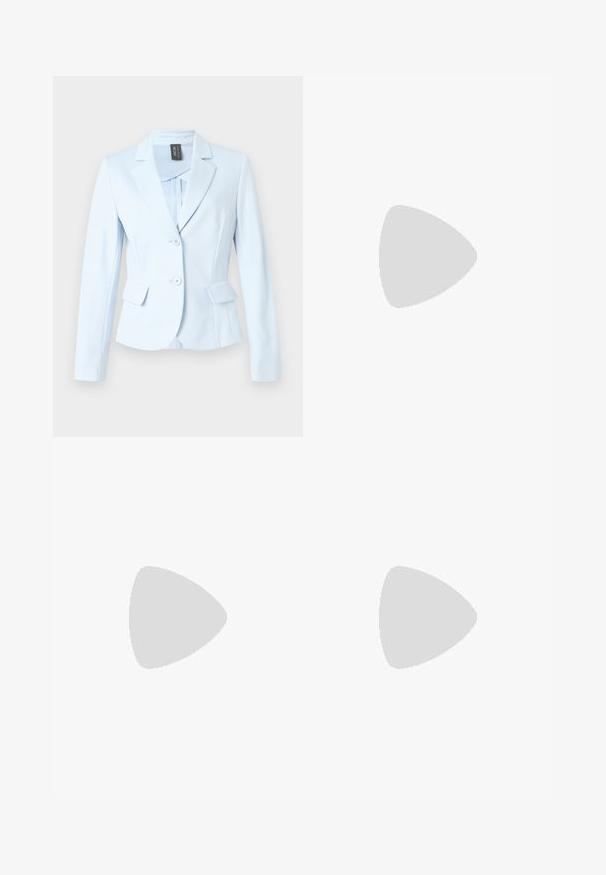 Hellblauer, maßgeschneiderter Blazer mit gekerbtem Revers, zwei Fronttaschen, zwei Knöpfen und glatter Textur. Innenfutter mit minimalistischem Design.; Weißes Baumwoll-T-Shirt mit kurzen Ärmeln, Rundhalsausschnitt und lockerer Passform. Glatte Textur, keine Muster oder Akzente, minimalistisches Design.; Schwarze, taillierte Hose mit geradem Bein, aus einem glatten Stoff und mit klaren Falten an der Vorderseite. Keine sichtbare Hardware.; Schwarzer spitz zulaufender Slingback-Schuh mit niedrigem Absatz, der aus glattem Leder gefertigt ist und seitliche Ausschnitte für Atmungsaktivität aufweist.
