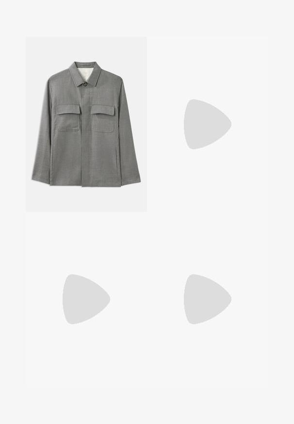 Casaco cinza ajustado feito de tecido texturizado, apresentando fecho com botão, colarinho pontudo e dois bolsos no peito. Design clássico de corte reto.; Camisa branca de botão de mangas longas feita de algodão, com um bolso no peito com bordado tonal, colarinho e punhos com botão.; Calças castanhas de cintura alta feitas de tecido texturado. Apresentam pernas largas e duas pregas frontais para estrutura. Acabamento cuidadoso sem hardware visível.; Mocassins de couro preto com uma textura suave, bico arredondado e uma faixa decorativa sobre o peito do pé. Salto baixo e empilhado, design minimalista.