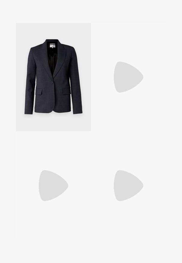 Blazer grigio scuro con chiusura a un bottone, due tasche frontali, revers a punta e foderato in nero. Realizzato in tessuto testurizzato.; Camicia a maniche lunghe blu chiaro con colletto a punta e taschino sul petto, stesa su uno sfondo bianco.; Pantaloni neri realizzati in tessuto morbido, caratterizzati da vita alta, gambe larghe, pince frontali e classiche passanti per cintura. Non ci sono tasche laterali visibili.; Pumps slingback in pelle verniciata nera con punta affilata, tacco sottile e un design con ritagli delicati. Caratterizzate da una fibbia dorata sul cinturino.
