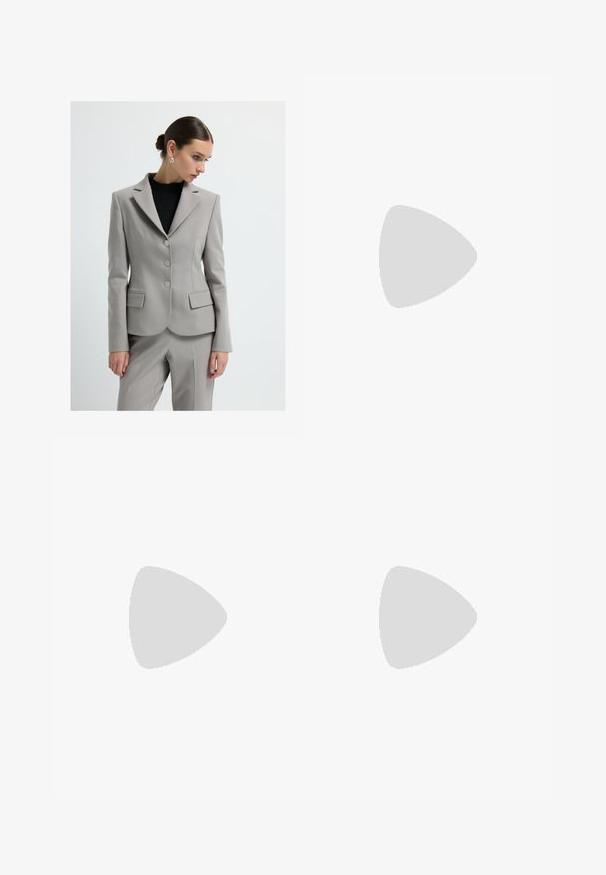 Blazer grigio chiaro con una silhouette aderente, due tasche frontali, tre bottoni argentati e rever a punta. Indossato sopra un top nero testurizzato.; Maglietta a maniche lunghe, colletto rotondo, di colore crema realizzata in tessuto morbido. Presenta una linea diritta e un design minimalista senza decorazioni.; Giovane donna con lunghi capelli ricci rossi che indossa un top senza maniche beige in maglia, pantaloni larghi color khaki, ciabatte, borsa a tracolla e braccialetti.; Ballerina bianca in pelle con punta arrotondata, tacco basso impilato, rivestimento interno nero e passante sul tallone, mostrata in profilo laterale su sfondo bianco.; Borsa in pelliccia sintetica di un beige chiaro con una superficie morbida e testurizzata. Presenta una sola tracolla sottile e una forma rettangolare con un bordo superiore voluttuoso.