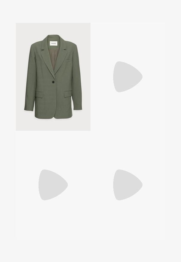 Modström GALE - Cappotto corto - sea green; T-shirt bianco a maniche corte in cotone. Presenta una vestibilità morbida con scollatura rotonda e spalle leggermente cadenti. Senza fantasie o dettagli.; Pantaloni neri a gamba larga con vita alta, dettagli con bottoni in vita e pieghe frontali.; Pump in pelle nera con punta affusolata e tacco basso a blocco. Presenta una cinghia alla caviglia con una fibbia in tonalità oro. Texture liscia.