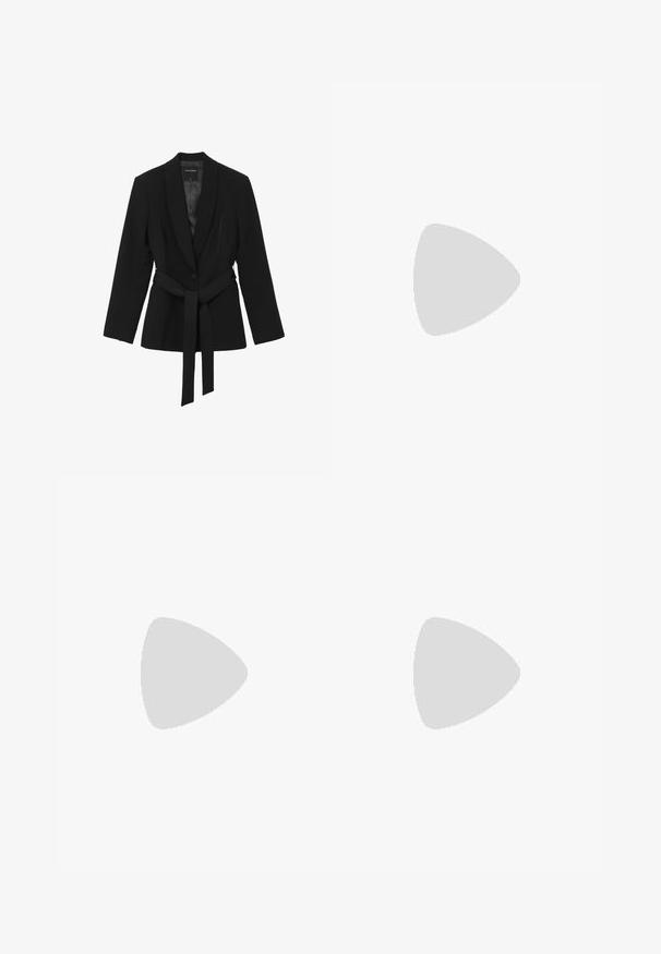 Blazer nero realizzato in tessuto liscio, con colletto sciallato, chiusura a un bottone e una cintura legata in vita con maniche lunghe.; Due maglie a maniche lunghe a collo alto di colore nero uniforme, realizzate in un tessuto morbido e elasticizzato, con un design aderente e un colletto senza cuciture.; Pantaloni neri a gamba larga realizzati in un tessuto liscio. Presentano pieghe nella parte frontale e una cintura strutturata, con una silhouette ampia e fluttuante.; Scarpa piatta in suede nero con punta a forma di freccia e ritagli a V sui lati. Caratterizzata da una texture liscia e una suola a profilo basso.; Occhiali da sole neri e angolari con lenti grigie; realizzati in plastica, con aste spesse dalla superficie liscia e senza hardware visibile.; Borsa a tracolla in pelle nera con pattern trapuntato, forma rettangolare e una sottile tracolla. Presenta un logo del brand minimalista in argento.