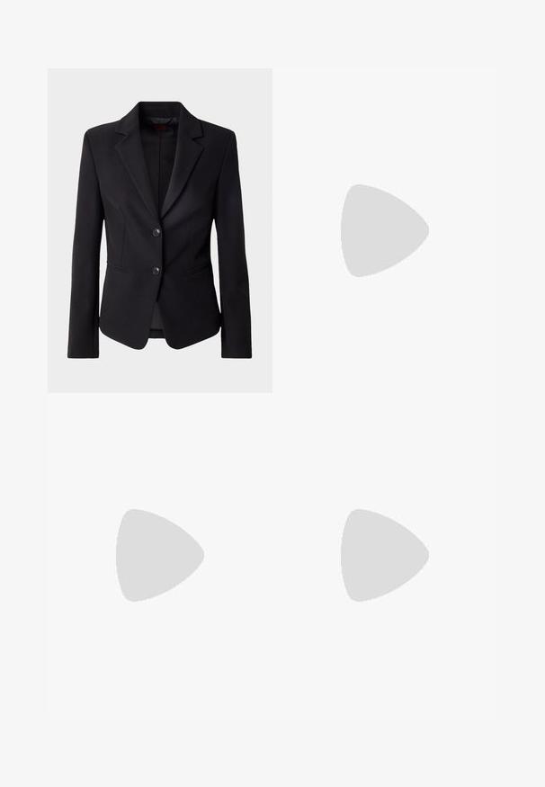 Černý přizpůsobený blazer s klopou, dvěma předními knoflíky a bočními kapsami, vystavený na jednoduchém bílém pozadí.; Černé dvouřadové šaty s krátkými rukávy, bílé šálové klopy a černé knoflíky. Ušitý střih s propracovaným designem.; Černá kožená vysoká boty na vysokém podpatku s špičatou špičkou, páskem kolem kotníku a tenkým podpatkem. Hladký povrch s zlatým akcentem na základně podpatku.; Bílá psaníčko s texturovaným, prošívaným designem. Obsahuje tenký, odnímatelný popruh a akcent stříbrného tónu na přední straně.