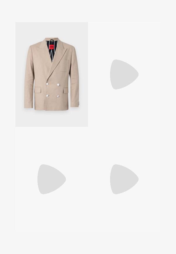Beige dubbelgeknoopte blazer van geweven stof, met vier witte knopen, kleplapels en een enkele borstzak. Gefladderd met gestreepte stof.; Zwarte korte mouwen T-shirt van een gladde katoenmix, met een ronde halslijn en een minimalistisch ontwerp zonder patronen of accenten.; Beige broek met een rechte pasvorm, voorzien van plooien, een knoopsluiting en riemlussen. Gladde stof met een nette, op maat gemaakte uitstraling.; Zwarte leren sneaker met lage schacht, zwarte veters en off-white zool, weergegeven in zijprofiel op een witte achtergrond.