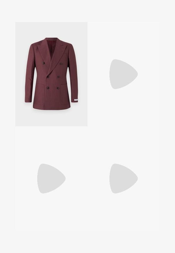 Blazer doppiopetto bordeaux realizzato in tessuto strutturato, con due tasche frontali, revers a punta e bottoni neri.; Camicia bianca a maniche lunghe con bottoni, realizzata in cotone, caratterizzata da una tasca sul petto con ricamo tonale, colletto e polsini con bottoni.; Pantaloni marroni a vita alta realizzati in tessuto testurizzato. Presentano gambe ampie e due pieghe frontali per struttura. Rifinitura curata senza hardware visibile.; Mocassini neri in pelle con una texture liscia, punta arrotondata e una striscia decorativa sulla tomaia. Tacco basso impilato, design minimalista.; Borsa tote in tela nera con manici in pelle nera. Design semplice, corpo spazioso e texture liscia. Nessun logo o motivo visibile.