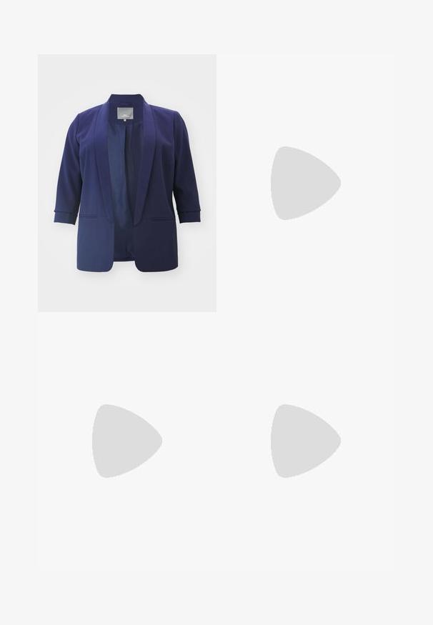 ONLY Carmakoma CARELLY 3/4 LIFE TLR NOOS - Bleizeris - evening blue; Juodas medvilnės marškinėliai trumpomis rankovėmis, su maža rožine drugelio grafika kairėje krūtinės pusėje. Apvalus kaklo iškirpimas, laisvas kirpimas.; Plati džinsai tamsiai mėlynos denimo. Yra penki kišenės, diržo kilpos ir apatinė briauna su matomais siuvimo detalėmis.; Juoda odinė smailiagalė aukštakulnio bateliai su kulkšnies dirželiu ir storu kulnu. Lygus paviršius, elegantiškas dizainas ir minimalistiška estetinė. 