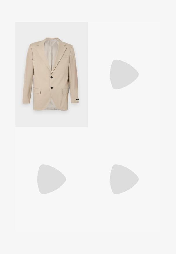 Bežinė blazer'io striukė su dviem mygtukais, iškirptais atlapais, priekinėmis kišenėmis ir viena krūtinės kišene. Glotnus audinys su pritaikytu siluetu.; Balta trumpa rankovėmis marškinėliai su raudonu užrašu "Studio Originals Edition" kairiajame krūtinės šone, rodomi neutralioje pilkoje aplinkoje.; Bežiniai tiesaus kirpimo chinos kelnės su diržo kilputėmis, priekyje esančia mygtuko ir užtrauktuko uždarymo sistema, bei šoninėmis kišenėmis.; Baltos sportinės detalės batai su tekstūruotu megztu viršumi, plokščiais raišteliais ir paminkštintu padu, kuriame matomos oro kameros papildomam palaikymui.