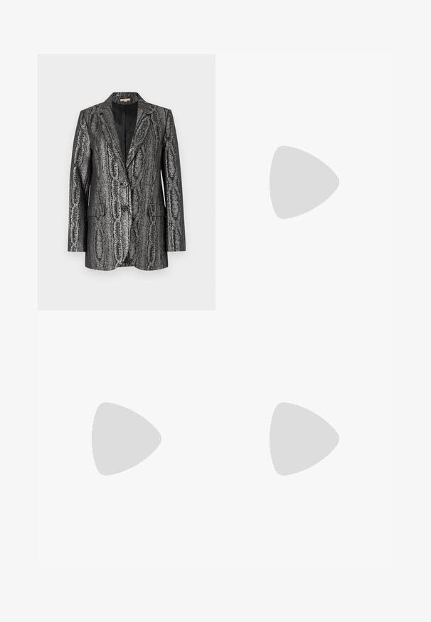 Čierny a strieborný štruktúrovaný blazer so širokým golierom, dvoma gombíkmi a prednými vreckami. Materiál má kovový lesk a abstraktný vzor.; Čierny dlhý rukáv rolák s rebrovanými manžetami a lemom, zobrazený na čistej bielej pozadí.; Čierne rozšírené nohavice s vysokým pásom, vyrobené z elastického materiálu. Obsahujú vertikálne švy na prednej strane a hladkú textúru.; Čierne kožené členkové čižmy s elegantným dizajnom, špicatou špičkou a vysokým blokovým podpätkom. Majú hladkú textúru a minimalistické švy.