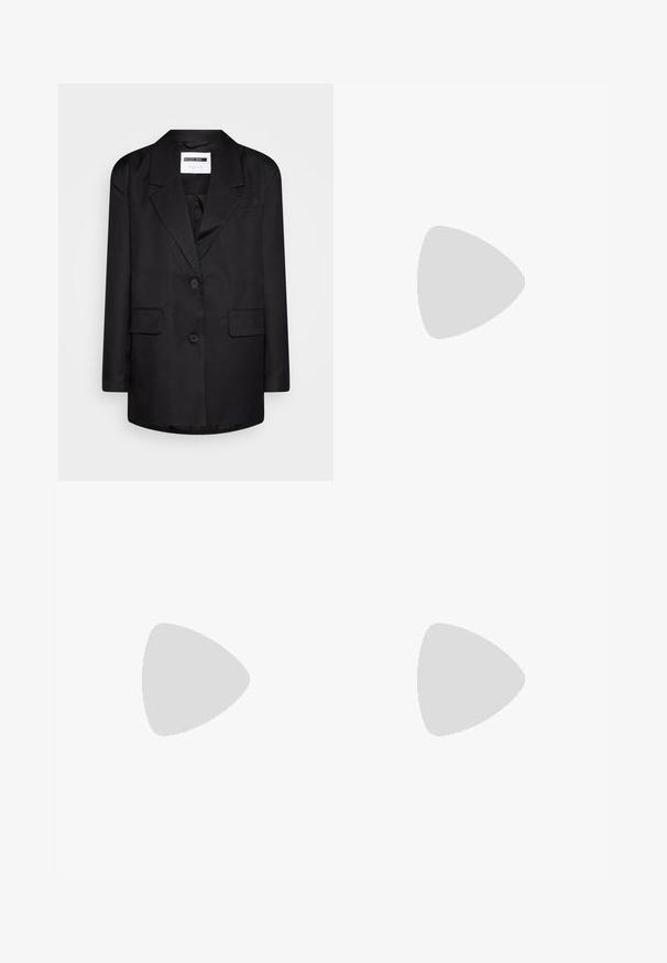 Fekete, szabott blézer, kivágott gallérral, egy gombos záródással, két elülső zsebbel és sima textúrával. Minimalista design, bélés nélküli belső.; Fekete pántos trikó, vékony állítható pántokkal, kerek dekoltázzsal és szűk szabással. Simogató tapintású anyagból készült, puha textúrával.; Fekete, bő szabású farmernadrág magas derékkal, elülső és hátsó zsebekkel, varrott felületekkel és gombos záródással. Sima textúra.; Fekete, térd fölé érő csizma sima bőrből, hegyes orral, tömbsarkával és V-alakú kivágással a tetején.