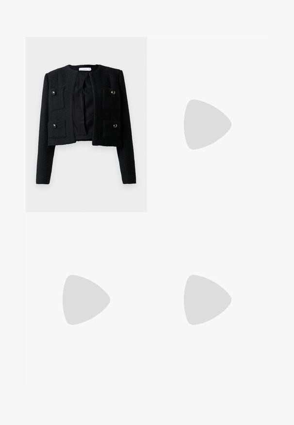 Jachetă scurtă neagră, cu un material texturat, guler rotund, două buzunare frontale cu clapetă și un design deschis.; Cămașă albă cu mânecă lungă și guler, fabricată din bumbac. Are un închidere cu băta pe față și un singur buzunar pe piept. Textură netedă, croială lejeră.; Pantaloni negri cu picioare largi, dintr-un material neted, cu talie înaltă, pliuri frontale, închidere cu nasture și siluetă dreaptă.; Balerini din piele neagră, cu vârf rotund, textură netedă, detalii de cusătură minimale și un design al tălpii flexibil.