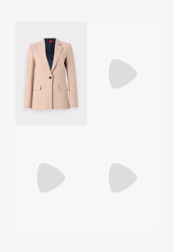 Ljusbeige kavaj med en strukturerad design, enknapsstängning, slagfickor och två framfickor. Fodrad med mörkt tyg.; Vit kortärmad T-shirt i lätt bomull. Har rund halsringning och uppvikta ärmar. Röd logotypetikett på kragen.; Ljusblå utsvängda jeans gjorda av denim, med hög midja, fickor och fransade kanter. Tyget visar en blekt tvätt och subtil textur.; Svart läder högklackad sko med spetsig tå, ankelrem och en smal klack. Slät textur med en guldaccent på klackbasen.