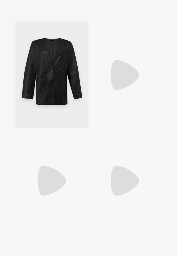 Selected Femme SLFAMALIA  - Nahkatakki - black; Mustapaita, jossa on lyhyet hihat ja joustavaa kangasta, ominaisuutenaan istuva muotoilu ja kokoontuva yksityiskohta sivuilla. Silkkinen rakenne, klassinen malli.; Mustat housut suoralinjaisella leikkauksella, joissa on etutaskut ja sivurei'ät helman alla. Valmistettu pehmeästä ja sileästä kankaasta. Sopii eri tilaisuuksiin.; Musta kiiltävä korkokenkä sandaalit neliönmuotoisella varpaalla, nilkkaremmillä ja hopeisilla soljilla. Varustettu tukevalla lohkokorkealla vakauden takaamiseksi.