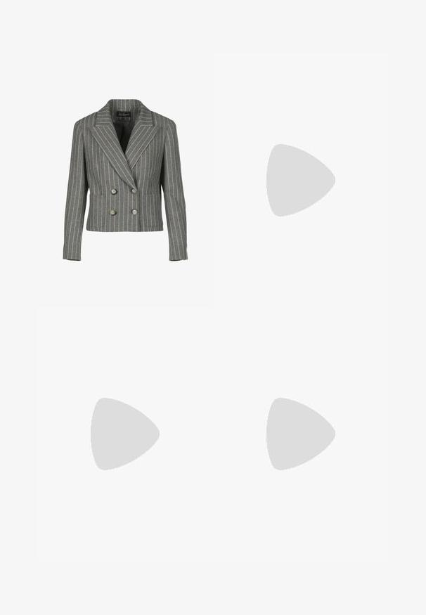 Šedý dvouřadý blazer s jemným proužkem, s hřebínkovým límcem, dvěma předními kapsami a stříbrnými knoflíky.; Světle modrá košile vyrobená z jemné tkaniny, s klasickým límečkem, zapínáním na knoflíky vpředu a vyhrnutými rukávy pro uvolněný střih.; Bílé široké džíny z denimu s vysokým pasem, které mají pět kapes a kovové ozdoby. Hladký povrch, bez viditelných vzorů.; Next Svatební boty - bone