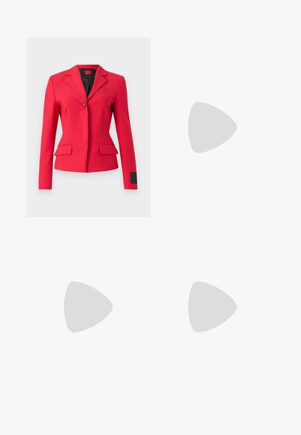 Rot tailored Jackett mit einer einreihigen Knopfleiste, Reverskragen und Fronttaschen. Besitzt einen glatten Stoff und ein elegantes Design.; Schwarzes Baumwoll-T-Shirt mit Rundhalsausschnitt, kurzen Ärmeln und weißem Druck des "Calvin Klein" Logos sowie dem Text "Established 1968".; Schwarze weit geschnittene Jeans aus Denim mit einem hoch sitzenden Bund, fünf Taschen und einem Metallknopfverschluss mit kontrastierendem Nähte.; Schwarze Lederloafers mit strukturiertem Finish, ausgestattet mit einem rechteckigen Riemen über dem Spann und einem stabilen, gezackten Sohlen-Design.