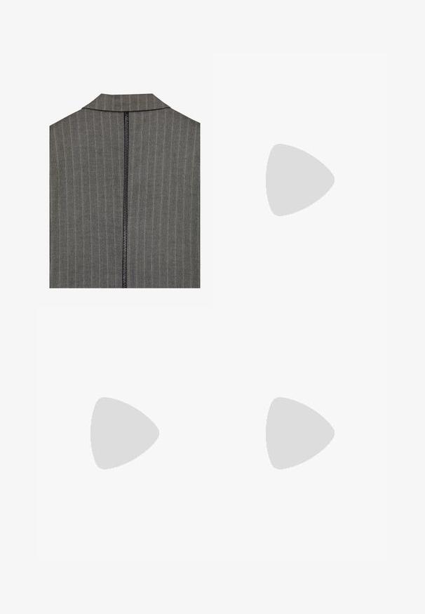 Tissu gris à motif en chevrons avec un col montant et une fermeture éclair noire centrale à l'arrière. La texture est tissée et structurée.; T-shirt blanc à manches courtes en tissu lisse, avec un col rond et de subtils détails de couture à l'ourlet.; Jeans large en denim bleu clair, dotés d'une taille haute, de poches avant et d'une fermeture à bouton. Texture lisse avec des zones décolorées.; B baskets blanches avec une tige en mesh, des accents bleu marine et une semelle rembourrée. Présente le logo "N", des lacets et un détail texturé sur le côté.