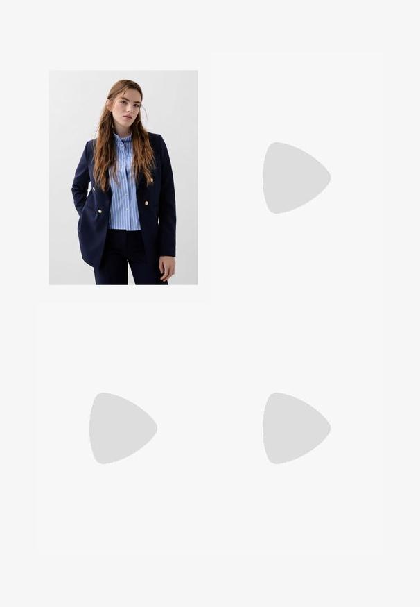 Námořnický blazer s akcenty zlatých knoflíků přes světlou modrou a bílou proužkovanou košili s knoflíky, v kombinaci s tmavými kalhotami. Hladká textura látky.; Bílý elastický top vyrobený z žebrované tkaniny s krátkými rukávy a na bocích nařasenými detaily pro texturu a tvar.; Světle modré široké džínové kalhoty s předním zapínáním na knoflík, bočními kapsami a hladkou texturou s vertikálními švy.; Černé otevřené sandály na klínku z kůže s širokým páskem a pevným blokovým podpatkem. Mají hladkou strukturu a minimalistický design.; Bílá látková taška s trojúhelníkovým tvarem, která má detaily ve formě okének a uvázanou mašlí na vrchu. Hladký povrch po celé ploše.