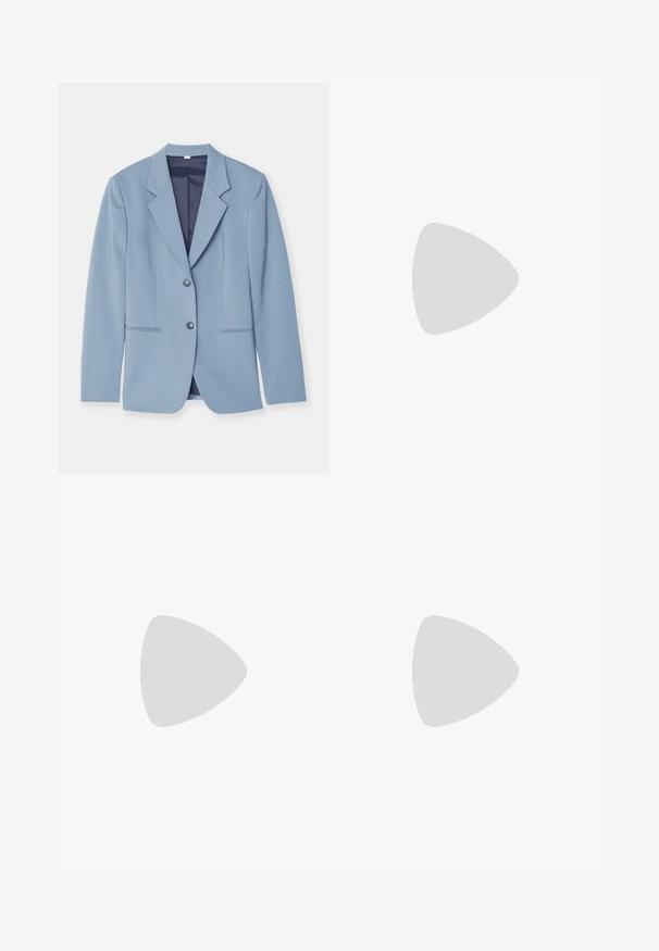 Svetlomodrý blazer vyrobený z hladkého materiálu, s klopovým golierom, dvoma gombíkmi a prednými vreckami s jemnými prešívacími detailmi.; AERON TENDER LONG SLEEVED  - Svetrík - black; Svetlo šedé, široké nohavice vyrobené z textúrovanej tkaniny, s dvoma prednými záhybmi a dvoma bočnými vreckami. Čistý, strihovo presný dizajn.; Maxi šaty s potlačou zvieracích vzorov v modrej a fialovej farbe, s tenkými ramienkami, priliehavým telom, rozšíreným lemom a priesvitnými detailmi.; Ree Projects ANN - Kabelka - beige