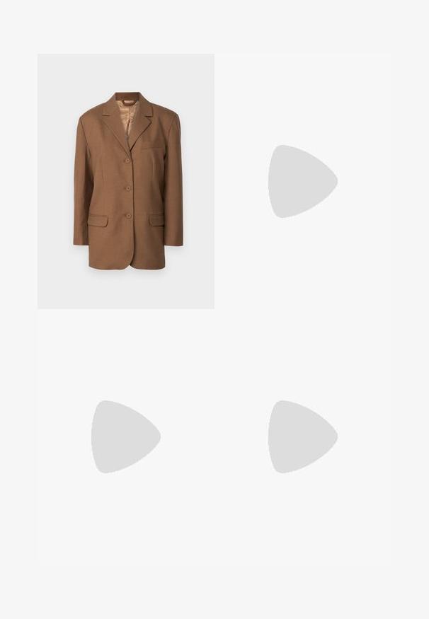 Brauner Blazer mit Reverskragen, Ein-Knopf-Verschluss, zwei Fronttaschen und einer Brusttasche. Glatte Textur und strukturierte Gestaltung.; Schwarzes geripptes Rollkragenoberteil, kurze Ärmel, figurbetontes Design, weiche Textur, minimale Nähte und ein hoher Kragen.; Beige weite Hosen mit glatter Textur, ausgestattet mit einem hohen Taillenbund und zwei vorderen Taschen. Schlichtes Design mit taillierter Passform.; Hellebeige Lederloafers mit einer gesteppten Vorderseite und einem strukturierten schwarzen Plateauabsatz. Merkmale ein geschwungenes Design und eine leichte Erhöhung.