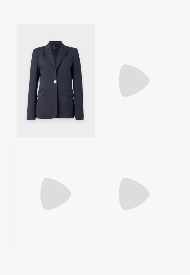 Námořnický modrý blazer vyrobený z hladké látky, s klopou ve tvaru notch, zapínáním na jeden knoflík a dvěma předními kapsami.; Bílý krátký rukáv tričko s černým límcem a manžetami, s textem "GUESS" a grafikou růže na hrudi.; Černá rozšířená sukně vyrobená z jemné látky, s přiléhavým pasem a švem. Hladká textura s jednoduchým, klasickým designem.; Černé muly na vysokém podpatku s špičatou špičkou, vyrobené z hladké kůže. Mají široký pás kolem kotníku se čtvercovou stříbrnou sponou a cvočky.; Bílá kožená kabelka s zakřiveným tvarem, na které se nachází stříbrné trojúhelníkové logo a zipové uzavření. Hladký povrch a dvojité uši.