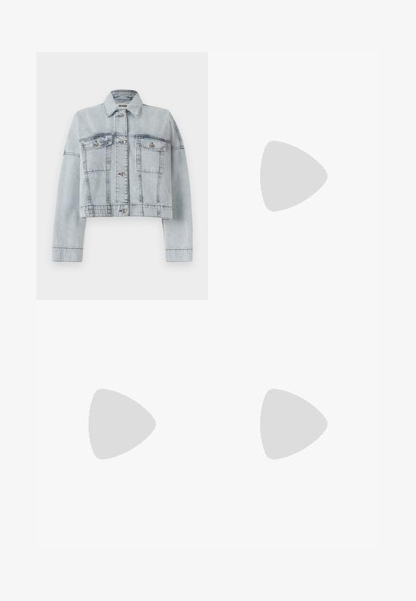 Ljusblå denimjacka med en kort design, som har två framfickor, knappstängning och en klassisk krage. Slät textur och sydda detaljer.; Svart bomulls T-shirt med rund nacke, korta ärmar och blå broderad "Calvin Klein JEANS" logotyp på framsidan.; Svarta vida jeans i denim med hög midja, fem fickor och metallknappstängning med kontrasterande sömmar.; Svarta läderloafers med rund tå, tjockt strukturerat såle och minimala sömnadsdetaljer. Snygg design utan synliga snören eller beslag.