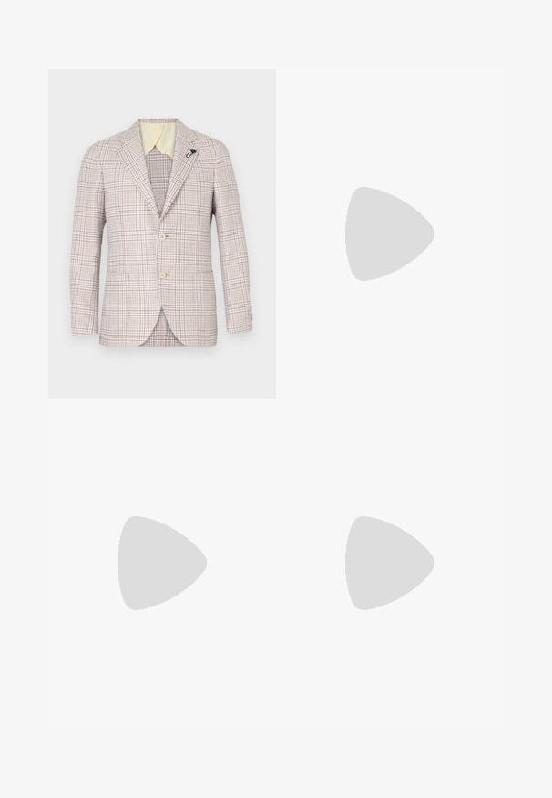 Blazer a quadri beige con due bottoni, rever a lancia e una piccola spilla nera. Tessuto strutturato, colletto interno giallo chiaro e due tasche frontali.; Polo shirt blu navy con colletto corto, taschino sul petto e logo ricamato. Realizzato in un tessuto morbido e strutturato.; Pantaloni in cotone bianchi con design a gamba dritta, macchie visibili e chiusura con bottone. Presentano tasche frontali e etichetta in vita.; Sneaker in beige, crema e verde oliva, con materiali in suede e pelle, punta rotonda, design minimalista e suola in gomma.