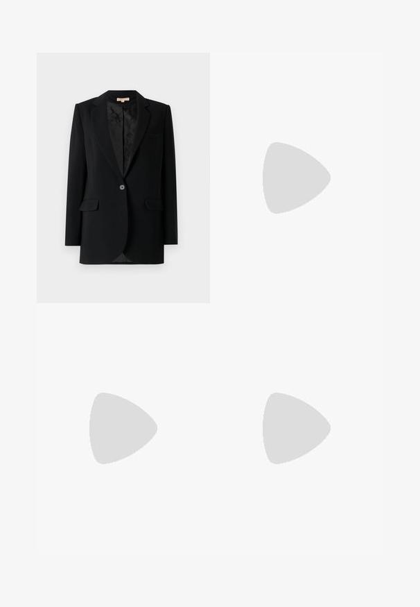 Svart blazer med en enkelt frontknapp, notched revers, to frontlommer og et mønstrete innerfôr. Skræddersydd passform med lange ermer.; Hvit ermeløs genser laget av glatt bomull, med ribbestrikket kant og en liten marineblå logo nederst til venstre. Enkelt design, ingen mønstre.; Hvite skreddersydde bukser med høy midje, doble frontfold, og vide ben med brettede mansjetter. Laget av et glatt, teksturert stoff.; Blå lær thong sandal med flad sål, der har et slankt stropdesign og en spænde lukning ved anklen for en sikker pasform.