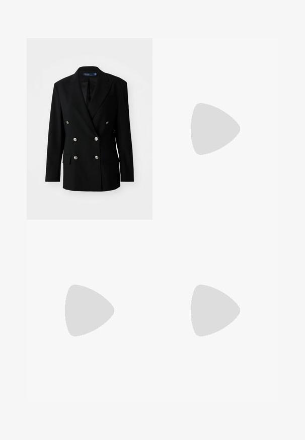 Mustra mustraga, mustraga mustraga, hõbedane nuppudega, kaks esist taskut ja lapel disain.; Must musta t-särk lühikeste varrukatega, ümar kaelus ja väike valge logo alumisel vasakul küljel. Klassikaline, kastikujuline lõige minimaalsete detailidega.; Mustad kohandatud püksid kõrge vöökohtaga, ees plisseeritud, sirge sääre disainiga ja mansetiga hem. Valmistatud sileda kangaga.; Mustad musta naha jalanõud, millel on jäme ribaga tallad, ringikujuline hõbedane detail ja minimaalne õmblusdetail.