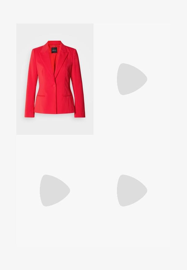 Rode op maat gemaakte blazer met een enkele knoopsluiting, geknipte revers, twee zijzakken en een gladde, zachte stoftextuur.; Witte gecropte T-shirt, korte brede mouwen, zachte katoenmaterialen, ronde halslijn met subtiele oranje rand, minimalistisch ontwerp, geen patronen of graphics.; Lichtblauwe denim jeans met een hoge taille, wijde pijpen, twee zijzakken en geplooid ontwerp. Zachte textuur met een vervaagd uiterlijk.; Blauwe suède loafers met een vlakke zool, voorzien van een gestikt ontwerp langs de randen en een decoratieve metalen accent aan de voorkant.