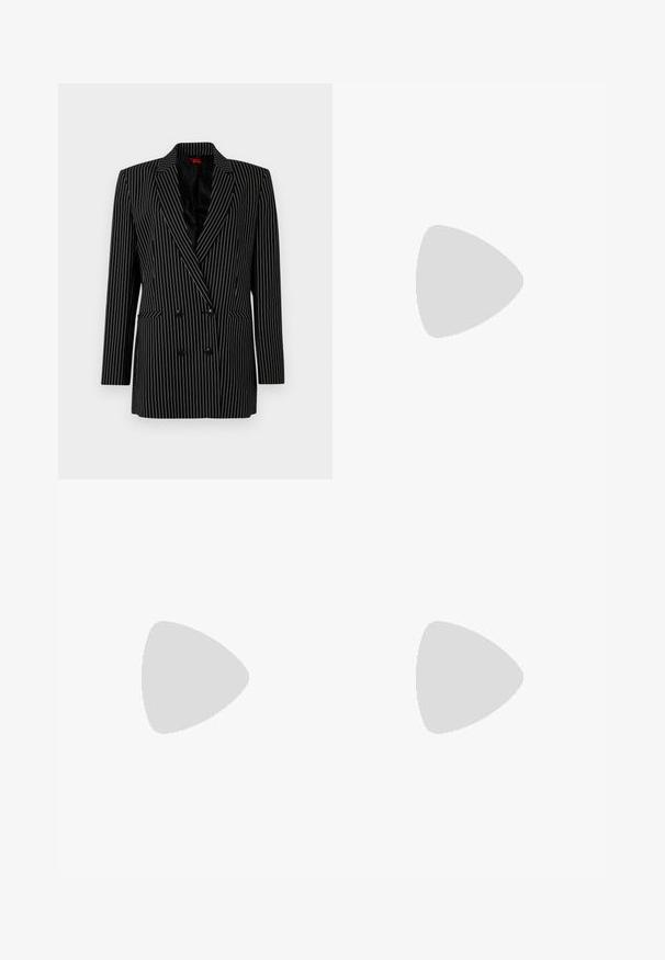 Blazer doppiopetto nero con righe bianche, rever affilati, maniche lunghe, tessuto testurizzato e tasche frontali.; Top nero senza maniche con texture arricciata, caratterizzato da un design a occhiello nel collo e una silhouette aderente. Tessuto morbido.; Pantaloni bianchi su misura con fondo svasato, caratterizzati da pieghe frontali e una texture liscia, realizzati in un tessuto leggero.; Décolleté slingback in vernice nera con punta affilata, tacco basso e design con aperture sul vamp. Accento in hardware color oro sul lato.