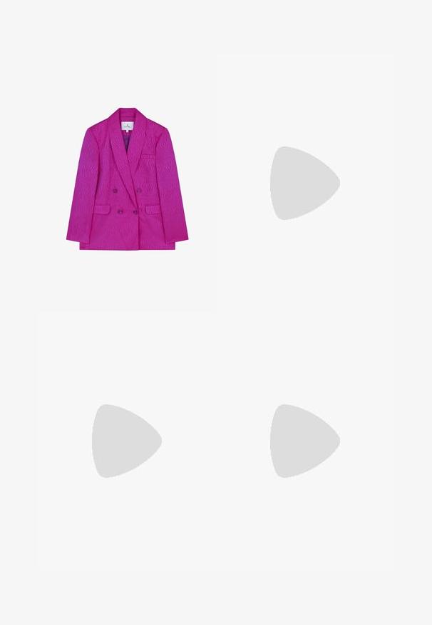 Blazer double boutonnage fuchsia avec un motif texturé en vagues, doté d'un col cranté, de deux poches avant et de boutons violets.; Chemise à carreaux coupée dans des tons de bourgogne et de marron, avec un rabat à boutons, un col et une poche poitrine. Tissu doux avec des manches longues.; Pantalons larges en tissu bordeaux profond, avec des plis, une taille haute et deux poches latérales pour le style et la praticité.; Escarpin en cuir verni bordeaux avec nez pointu, petit talon, détails de bride décoratifs et finition brillante.; Sac tote en cuir marron avec une texture douce, offrant un design spacieux et une seule sangle. Porté avec une veste en jean bleu.