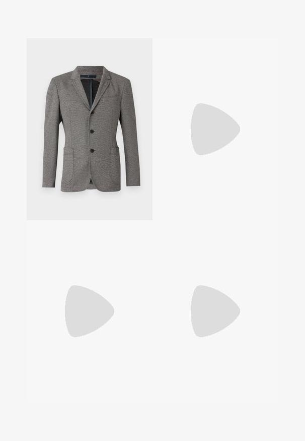 Grau blazer aus strukturiertem Stoff. Verfügt über einen Reverskragen, zwei Fronttaschen, drei Knöpfe und eine taillierte Passform.; Weißes Langarm-Hemd aus Baumwolle, mit klassischem Kragen, vorderen Knöpfen und minimalen Nähdetails.; Marineblaue Hose aus einem strukturierten Stoff, mit geraden Beinen, flachem Vorderteil und zwei seitlichen Taschen. Keine sichtbaren Muster oder Akzente.; Schwarze Leder- Schnürschuhe mit doppelten Schnallen, schlanker Silhouette und runder Zehenpartie. Sie verfügen über einen niedrigen Absatz und eine glatte Textur.