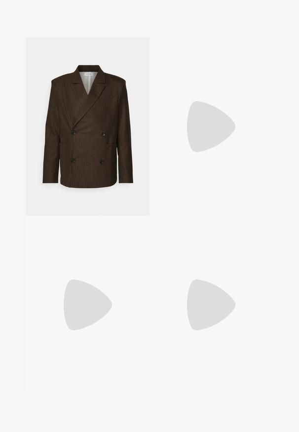 Brun dobbeltradet jakke med lodrette striber, der har reverskrave, to forlommer og sorte knapper. Struktureret stof.; Sort kortærmet T-shirt lavet af en glat bomuldsblanding, med en rund halsudskæring og et minimalistisk design uden mønstre eller accenter.; Sorte bomuldsbukser med lige pasform, der har knaplukning, bæltestropper og minimalistisk design. Glat tekstur, ingen mønstre.; Sort lavt top lædersneaker med sorte snørebånd og off-white sål vist i sideprofil på hvid baggrund.