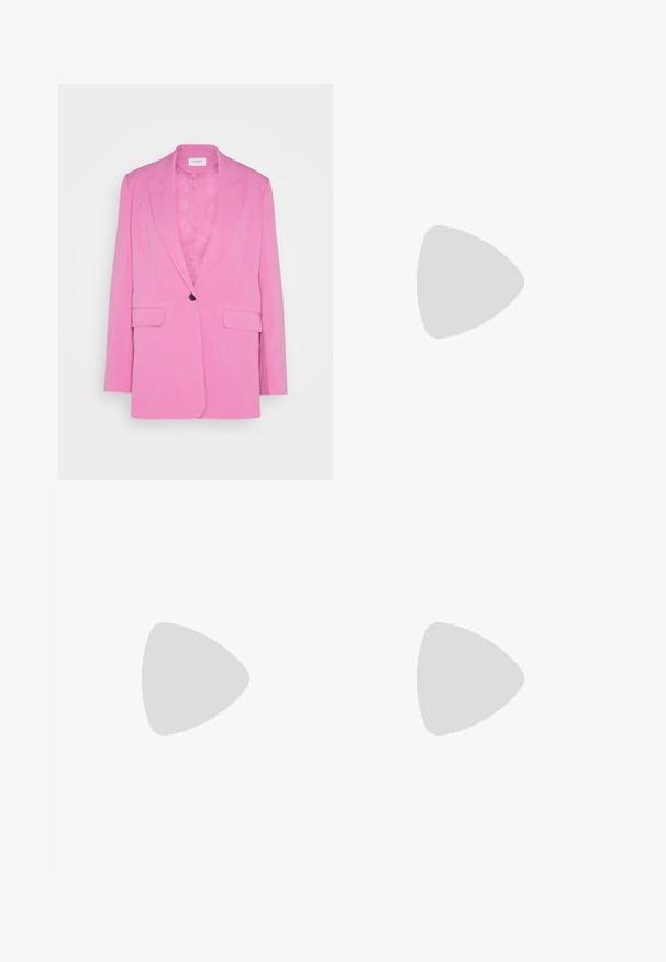 b.young BYDANTA - Blézer - super pink; Két ujjatlan felső fekete és fehér színben, bordás pamutból készült, kerek nyakkivágással és testhez simuló fazonnal. Mindkettőn látható címke.; Világoskék, magas derekú, széles szárú farmernadrág ötfényzsebbel, gombos záródással és övhurkokkal, amihez egy testhezálló, fehér, hosszú ujjú felső tartozik.; Fekete lakkbőr cipők vastag talppal és széles fűzővel. Kerek orr, minimális díszítés és egy kis sarkantyú a hátsó részén.; Fémkeretes napszemüveg ovális zöld lencsékkel. Vékony ezüst színű fémkeret és fekete fülrész. Minimalista dizájn, látható logók nélkül.