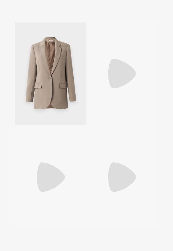 Beige blazer gemaakt van zachte stof, met een notch-kraag, enkele knoopsluiting en twee voorzakken, met een contrasterende bruine voering.; Wit T-shirt met lange mouwen, gemaakt van ribgebreide katoen, met een ronde halslijn en een rechte zoom. Eenvoudig ontwerp zonder patronen of accenten.; Bruine faux leren shorts met een fitted ontwerp, tailleband met riemlussen, zijzakken en zichtbare stikdetails.; Zwarte muiltje met spitse neus en een strak ontwerp, gemaakt van gladde stof, met een slanke hak en open achterkant voor gemakkelijk aan- en uittrekken.; Een paar onregelmatig ovale, gouden metalen oorbellen met een gestructureerd, lichtgehamerd oppervlak op een witte achtergrond.