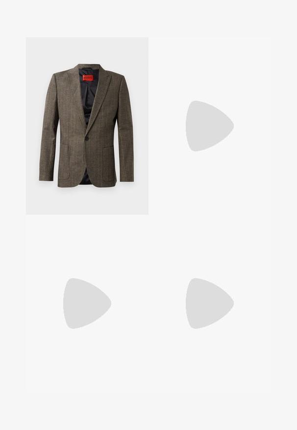 Brun rutigt blazer i texturerad tyg, med två framfickor, notchade slag, och en enda svart knappstängning. Röd inneretikett.; Vit långärmad skjorta med knappar tillverkad av bomull, har en klassisk krage, framskjuta knappar och minimal sömnadsdetalj.; Mörkblå byxor tillverkade av ett strukturerat tyg, med raka ben, platt fram och två sidofickor. Inga synliga mönster eller dekorationer.; Svart läderskor med dubbla spännen, elegant silhuett och rund tå. Har en låg klack och en mjuk yta.
