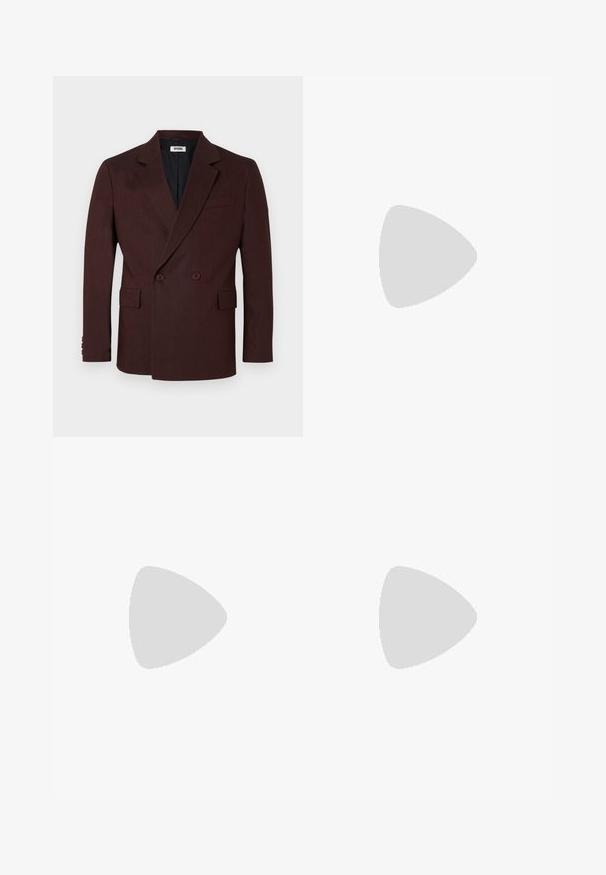 Burgunderröd dubbelknäppt kavaj med slag, två framfickor och knappdetaljer. Texturerad tyg, skräddarsydd passform. Svart foder.; Svart ärmlös t-shirt i mjukt bomull. Har rund halsringning och en avslappnad passform, med slät yta och utan dekorationer.; Svarta byxor med en slät yta, med rak passform, två framfickor och en enkel knappstängning i midjan.; Calvin Klein HYBRID CUP - Slip-ins - triple black