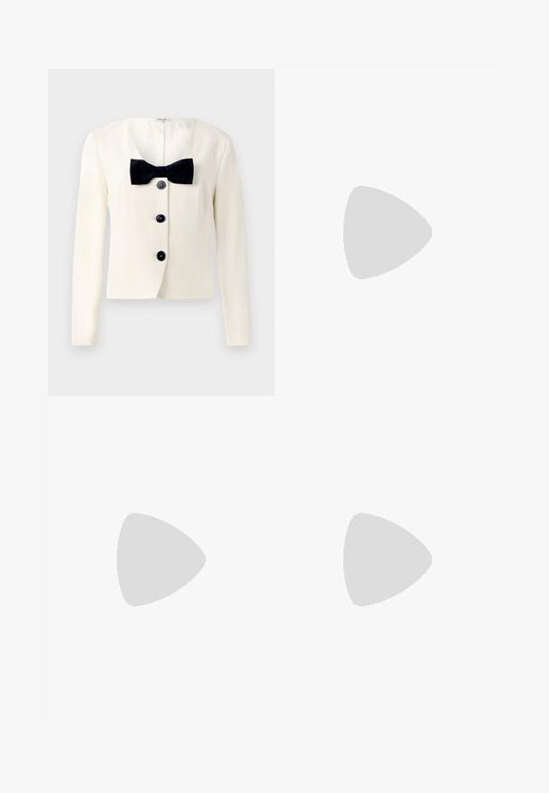 Kremowa marynarka z głębokim dekoltem w kształcie litery V, z teksturowanym czarnym krawatem w kształcie kokardy i czterema czarnymi guzikami z przodu. Długie rękawy i dopasowany krój.; Jasnoróżowy top na ramiączkach wykonany z miękkiego, elastycznego materiału. Posiada okrągły dekolt i wąskie ramiączka, a także gładką teksturę i dopasowany krój.; Jasnoniebieskie dżinsowe spodnie typu wide-leg z wysokim stanem, pięcioma guzikami z przodu i dwiema kieszeniami. Gładka tekstura z delikatnym wyblaknięciem.; Brązowe botki z ekologicznej skóry, z zaostrzonym noskiem, fakturą przypominającą skórę krokodyla oraz pięciocentymetrowym, warstwowym obcasem. Z boku znajduje się zapięcie bez widocznych elementów metalowych.