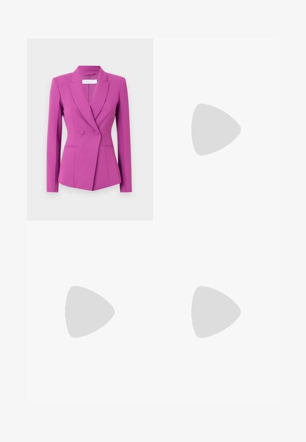 Blazer fuchsia avec un design ajusté, style à bouton unique, revers en pointe et deux poches avant. Fabriqué à partir d'un tissu lisse et structuré.; T-shirt noir en coton avec des manches courtes roulées, un col rond et une étiquette rouge. Texture lisse, forme ajustée avec un minimum de détails.; Pantalons tailleur roses avec une coupe droite, présentant une texture lisse et des plis marqués à l'avant.; Chaussure à talons hauts en cuir noir avec un bout pointu, une bride de cheville et un talon fin. Texture lisse avec un accent doré à la base du talon.