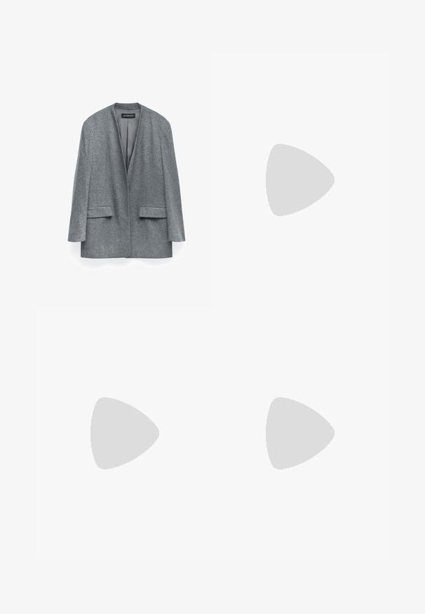 Blazer in lana grigia con una texture morbida, apertura frontale, maniche lunghe e tasche laterali. Presenta un design minimalista e una forma leggermente oversize.; Maglione grigio chiaro, design a v, maniche lunghe, polsini e orlo a costine, texture morbida. Etichetta del marchio posizionata sul collo.; T-shirt bianca in cotone con collo rotondo, maniche corte e vestibilità rilassata. Tessuto liscio, senza motivi né decorazioni.; Pantaloni cargo dritti grigio scuro con chiusura a bottone e quattro tasche con pattina, due sulle cosce e due vicino ai polpacci.; Stivale alla caviglia in pelle nera con una superficie liscia, punta arrotondata e tacco basso. Presenta una zip laterale per indossarlo facilmente.