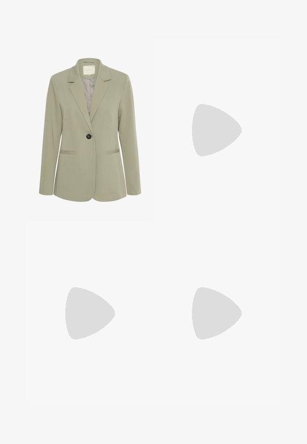 Kaffe SAKURA - Blazer - vetiver; Top bianco aderente realizzato in tessuto a coste, con maniche a farfalla e dettagli arricciati sui lati per texture e forma.; Pantaloni bianchi a gamba larga realizzati in tessuto leggero, dotati di una vita elastica e di un cordino per una vestibilità regolabile. Texture liscia.; Stradivarius Sneakers basse - white