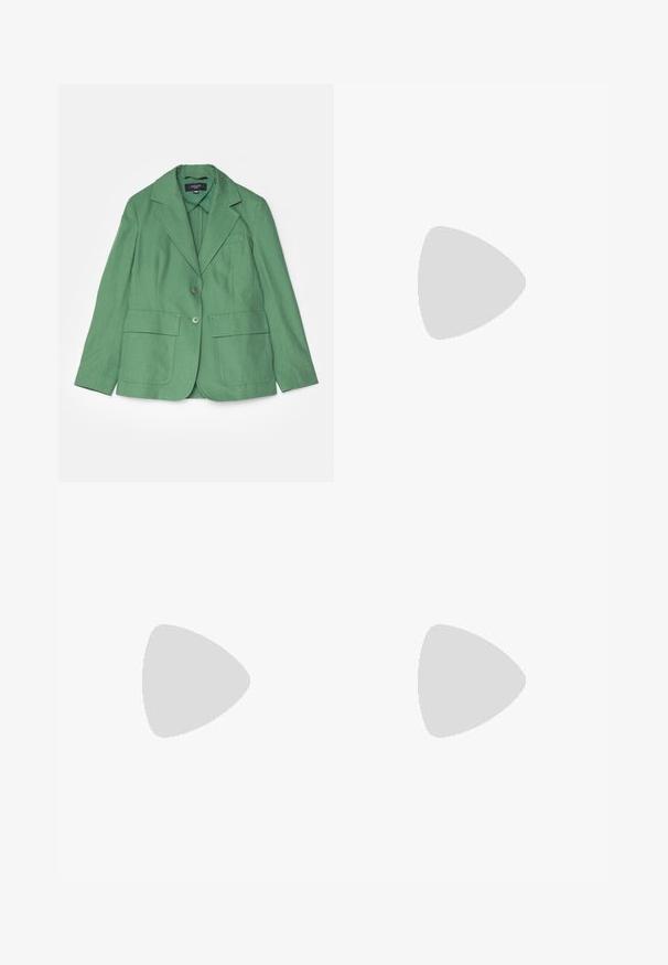 WEEKEND MaxMara DATTERO - Blazer - verde; Débardeur noir à côtes à une épaule, avec un design ajusté et une texture douce. Présente une coupe épurée et minimale ainsi qu'un col lisse.; Pantalons larges bleu marine avec une finition satinée lisse, dotés d'une ceinture à nouer et de détails de plis, conçus pour un ajustement décontracté.; Ballerines en cuir noir avec un bout rond, texture lisse, détails de couture minimalistes et design de semelle flexible.