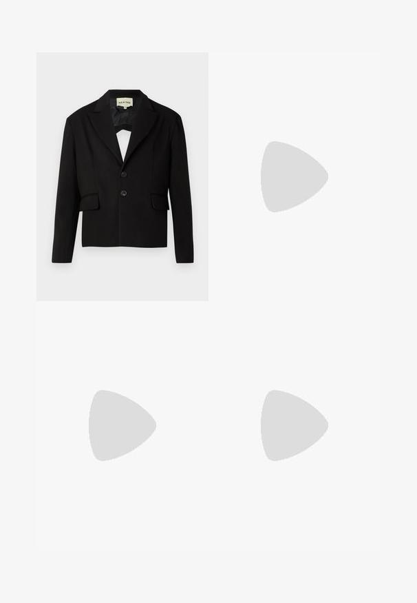 Čierny skrátený blazer s výstrihom do V, dvoma prednými vreckami a dvoma čiernymi gombíkmi. Hladká tkanina s pevnou siluetou.; Čierne tričko s krátkym rukávom vyrobené z rebrovanej látky, s klasickým výstrihom a jednoduchým, hranatým strihom.; Čierne bavlnené nohavice so štíhlym strihom, vybavené dvoma bočnými vreckami a predným zapínaním na gombík. Textúrovaná tkanina s jemným detailovaním.; Čierne kožené loafers s hladkým povrchom, s prešitým dizajnom a dekoratívnym kovovým reťazovým akcentom cez priehlavok. Plochý podpätok.