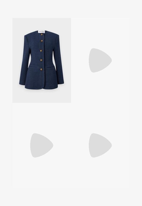 Tumesinine tweed bleiser struktuurse disainiga, viis pruuni nuppu ja kaks esist pocketit. Omab kõrget, lapikut kaelariba ja pikki varrukaid.; Valge puuvillane T-särk lühikeste varrukatega, millel on reljeefne tekst "GUESS" ja kontrastne trükk "est. 1981". Sujuv tekstuur, klassikaline ümar kaelus.; Heledad helesinised teksad, mis on valmistatud denimist, kõrge vöökohaga, esikottidega ning toore äärtega sääreosas, et luua lõdvestunud välimus.; Mustad nahast kuni põlveni ulatuv saabas terava ninaga ja kitsa tikk-kandaga, siledate tekstuuriga, külgprofiil neutraalsel taustal.; Hele helesinine käekott, millel on struktureeritud kuju, sile nahk, kaks käepidet ja kolmnurkne brändi logo esiküljel. Lukuga sulgemine.