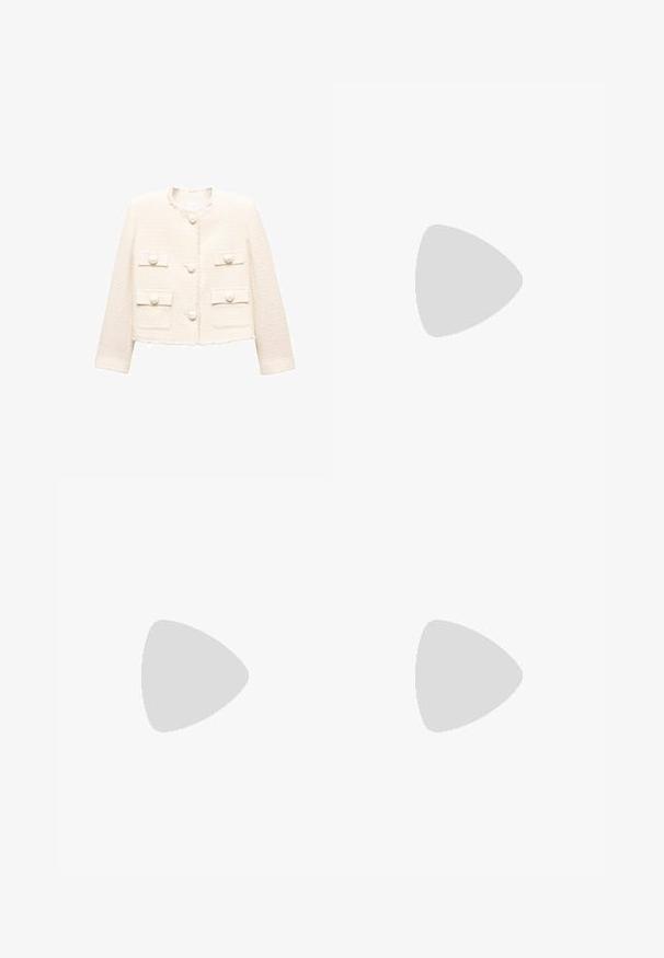 Hvid struktureret jakke med et cropped design, der har fire forlommer, runde knapper og frynset kanter.; Sort t-shirt med korte ærmer og bred, off-shoulder halsudskæring. Glat tekstur, afslappet pasform, enkelt design uden yderligere mønstre eller detaljer.; Beige vidde bukser med en glat overflade, der har en høj talje og to forlommer. Renset design med en skræddersyet pasform.; Sort læderankelstøvle med en robust gummisål, der har en bred rem med en metalring og spænde detaljer på siden for et ekstra design.